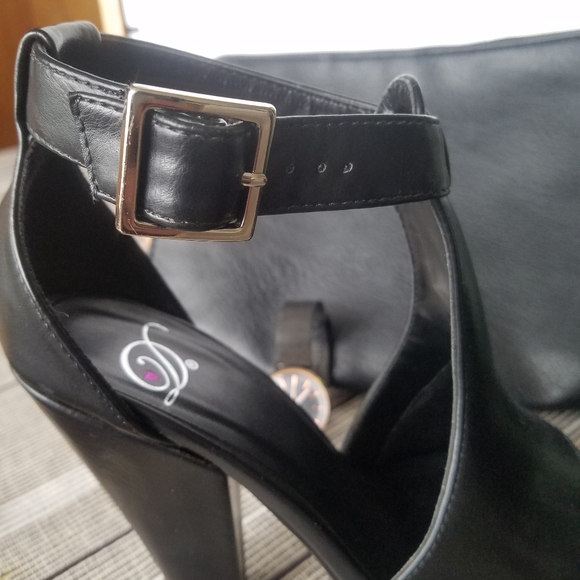 NWOT- Delicious Black Peeptoe Heels - Picture 4 of 6